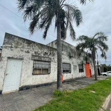 VENDE/PERMUTA amplio galpón ubicado en Barrio Golf.