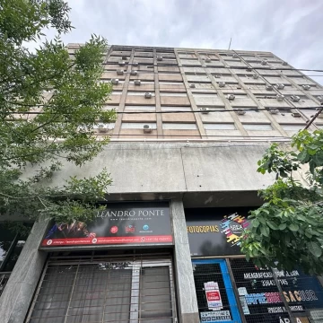 VENDE cochera ubicada en Pellegrini 463 esquina Savio.