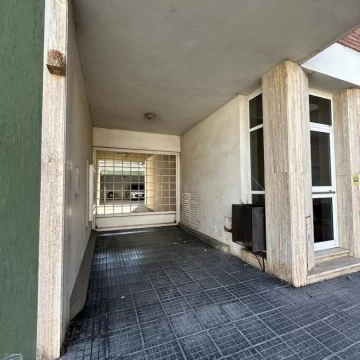 VENDE cochera semicubierta ubicada en Olleros 57.