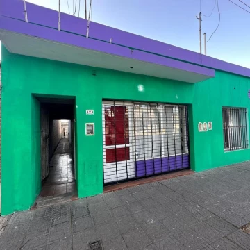 VENDE/PERMUTA casa con local ubicada en Avenida Falcón 578.