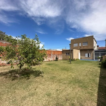 VENDE/PERMUTA casa con local comercial.