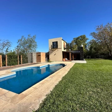 VENDE/PERMUTA hermosa casa quinta ubicada en barrio Las Manzanitas.