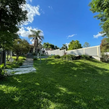 VENDE/PERMUTA bella casa quinta ubicada en Arroyo del Medio.