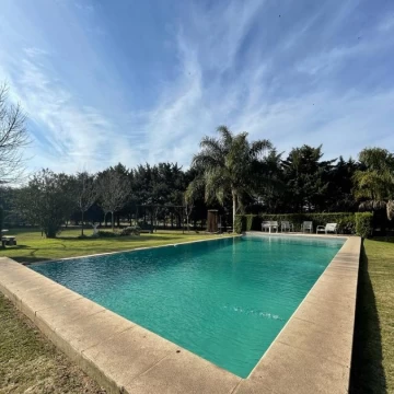 VENDE amplia quinta ubicada sobre Ruta 188.