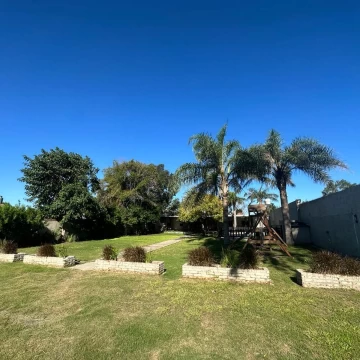 VENDE hermosa casa quinta.
