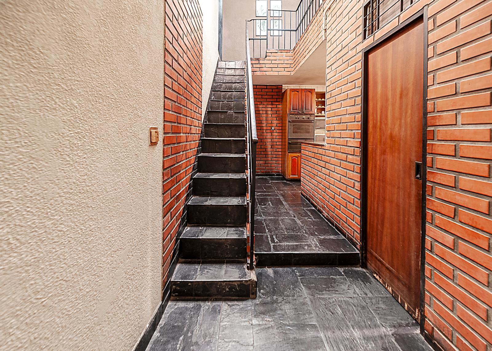 Escalera casa del fondo