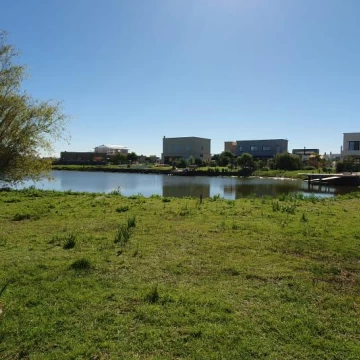 LOTE A LA LAGUNA EN VENTA- FINANCIA .BARRIO MAGALLANES- HUDSON- 1.142 m2