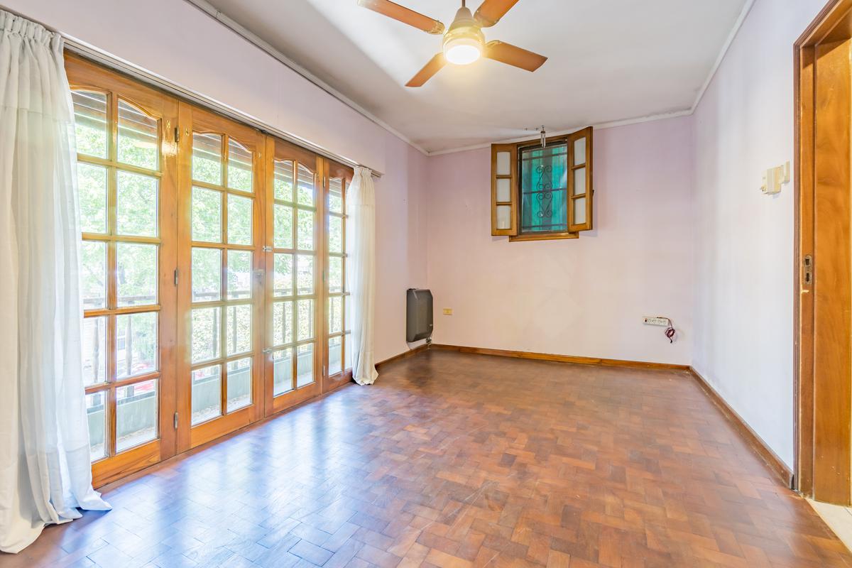 Dormitorio con balcón