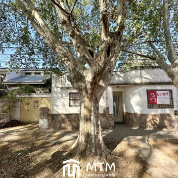 Galpon y casa en venta, en Granadero Baigorria.