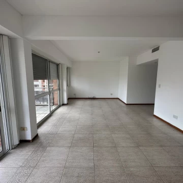 VENDE/ALQUILA hermoso departamento frente a Plaza Mitre.