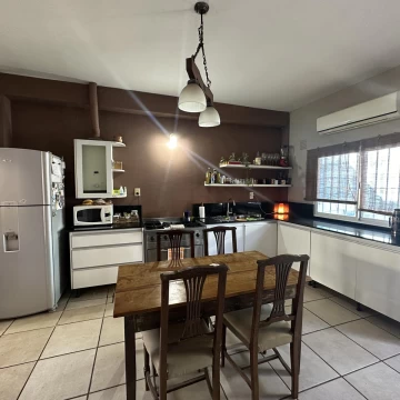 Casa en Cinco Esquinas con cochera