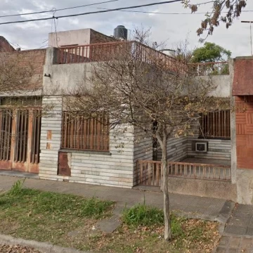 Casa en  cinco esquinas con cochera