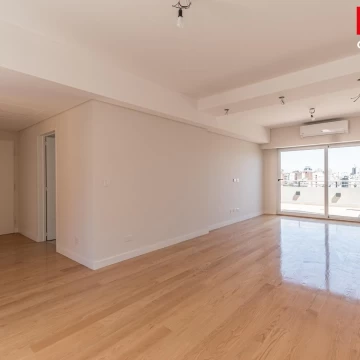 Departamento en venta de 4 ambientes en Caballito con balcón y patio. Excelente construcción.