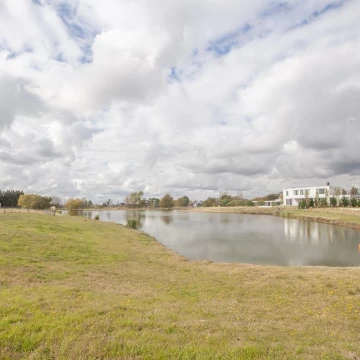 LOTE  EN BARRIO CHACRAS DE LA RESERVA