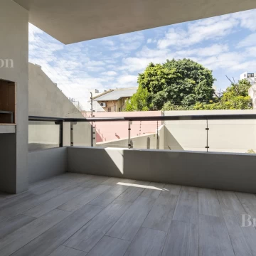Departamento a estrenar con balcón, patio y parrilla