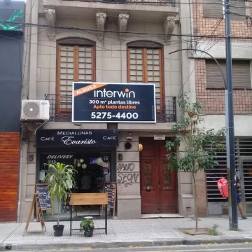 Excelente Petit Hotel.  Local en PB, 3 pisos de oficinas, 430 m2 tot.