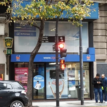 Excelente local de 3 plantas sobre Av. Santa Fe casi Suipacha. Barrio Norte