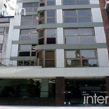 Excelente semipiso de categoría. Planta libre con divisiones. Seg 24 hs