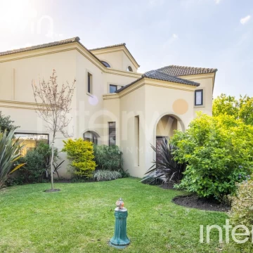 Venta casa sobre terreno de 800 m2 con jardín, piscina, galería, parrilla y terraza. - Garin