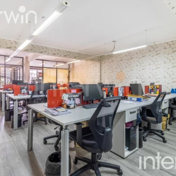 Oficina Super luminosa. Muy buen estado. 4 despachos, sala de reuniones, área de trabajo.