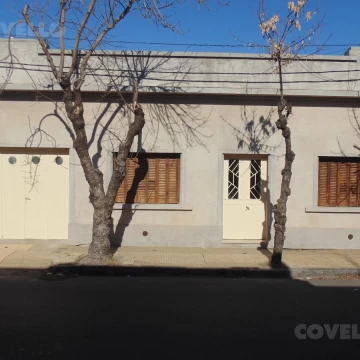 Casa en venta con vista al río, patio y garaje.