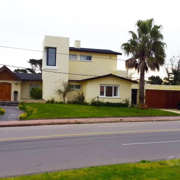 Venta ó alquiler casa de  4 dormitorios con piscina y playroom , Playa Mansa