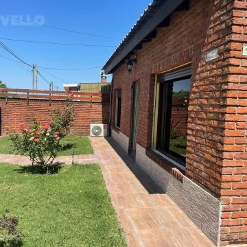 Casa en Carmelo ,  amplio patio con piscina .