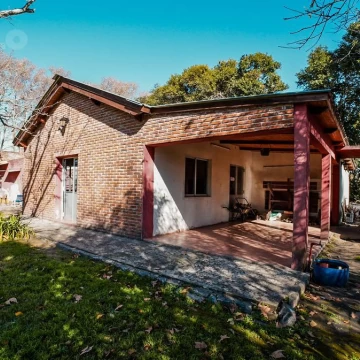 En venta gran complejo turístico en zona de Carmelo casa y 3 cabañas en predio de 1 ha
