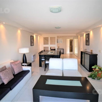 Venta ó alquiler temporario apartamento de 3 dormitorios mas dependencia,Playa Mansa