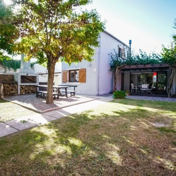 Apartamento ubicado sobre la rambla de la ciudad de Carmelo, hermoso parque y vista al río
