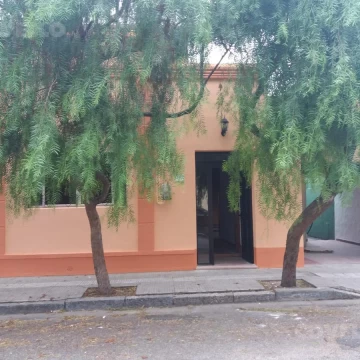 Venta de casa céntrica de sólida construcción con ambientes amplios, patio y garaje.