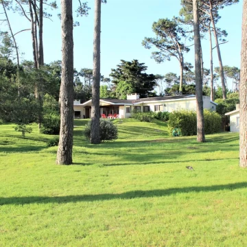 Alquiler Casa en Playa Mansa, 5 dormitorios y 5 baños mas servicio, piscina y parrillero!