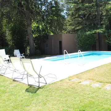 Casa ubicada en la mejor zona de San Rafael, cinco dormitorios, parque, piscina.