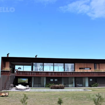 Espectacular casa en dos plantas en barrio privado con todos los amenities  !
