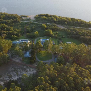 Venta Solar sobre Rio de la Plata, exclusivo, bosque de pinos, playa.