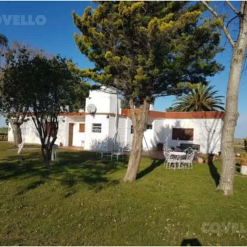 Campo agrícola ganadero, con construcciones