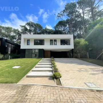 Casa a estrenar en  Barrio Privado en Parada 29 de Playa Brava, 4 dormitorios en suite.