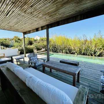 Casa impecable con piscina y vista al mar en El chorro.