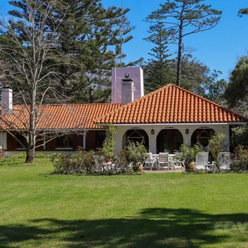 Espectacular casa con terreno de 6000 metros. Para vivir todo el año.