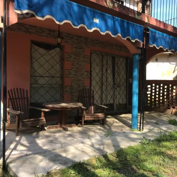 Local comercial ubicado sobre calle principal en Balneario Zagarzazu Carmelo   