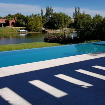 Casa en venta  en Santa Bárbara, de 5 dormitorios, a la laguna impecable