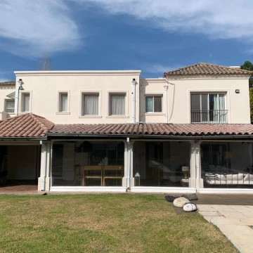 Casa en alquiler anual o temporal. Santa María de Tigre. 3 dormitorios
