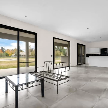VENTA CON RENTA HASTA OCTUBRE '27 - Espectacular casa en venta en el barrio San Joaquín