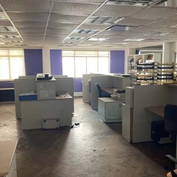 ALQUILER – OFICINA EN PRIMER PISO – PLANTA LIBRE   DIVISIONES – COCINA Y 2 BAÑOS - SAN NICOLAS