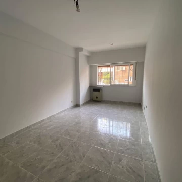 VENTA - 3 AMBIENTES - LUMINOSO - C/PATIO - FLORES