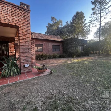 Venta - Casa de 3 dormitorios con cochera y pileta - Guayaquil 1010 - Villa Allende