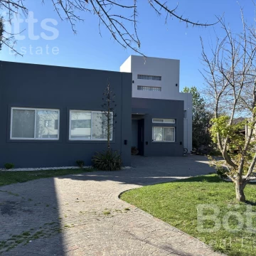 Moderna Casa en Country San Patricio con Piscina Climatizada