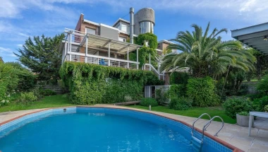 Casa en venta en Pinamar, con increíbles visuales, 4 dormitorios y pileta