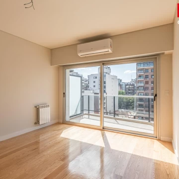 Departamento en venta de 4 amb, balcón terraza, 3 cocheras cub. y baulera en Caballito