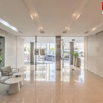 Departamento en  venta de 4 ambientes al confte con balcón, dos cocheras y una baulera en Caballito